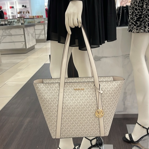 MICHAEL KORS
Pratt Large Signature Logo Tote Shoulder Bag
COLOR LIGHT CREAM
NWT - Picture 16 of 16